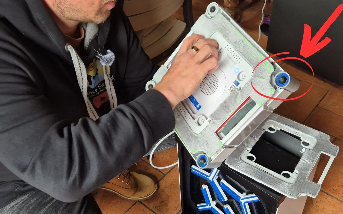 ECOVACS WINBOT W3 OMNI TruEdge-Schrubber im Einsatz an einer Fensterkante